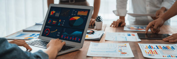 istock Analyst team utilizing BI Fintech to analyze financial report. Scrutinize 1487390322