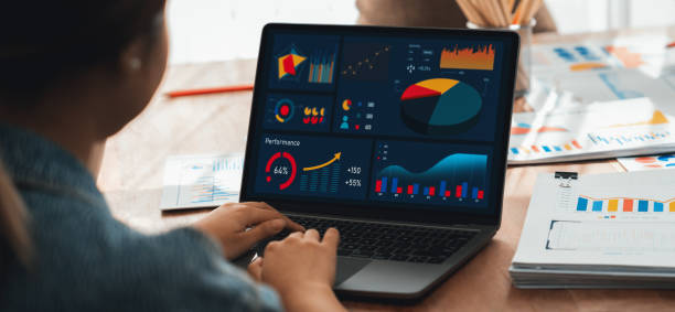 istock Analyst team utilizing BI Fintech to analyze financial report. Scrutinize 1487391309
