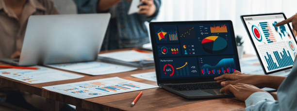istock Analyst team utilizing BI Fintech to analyze financial report. Scrutinize 1487391352