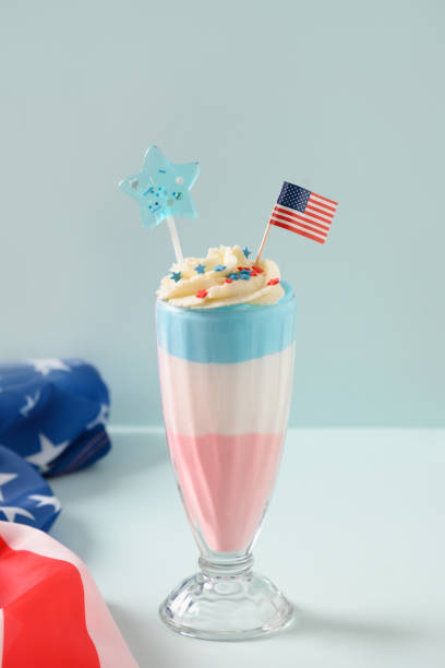 milkshake patriotique pour le jour de l’indépendance aux états-unis. - flag glass striped fourth of july photos et images de collection