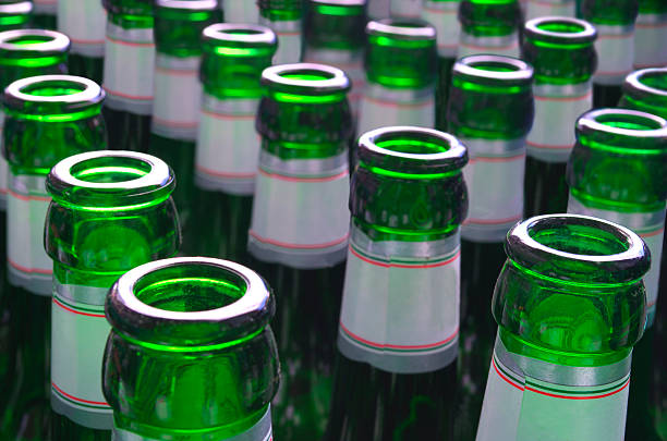 garrafas de verde - refundable imagens e fotografias de stock