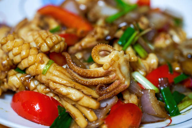 cocina casera china, calamares fritos con pimiento de colores - teppan yaki fotografías e imágenes de stock