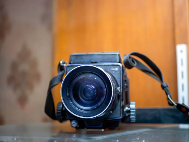 stary profesjonalny aparat średnioformatowy, wybrana ostrość - photography lens aperture sharp zdjęcia i obrazy z banku zdjęć
