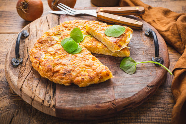 frittata spagnola (tortilla de patatas) con patate e cipolla - tortilla spagnola foto e immagini stock