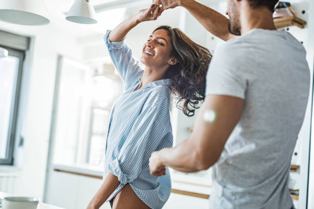 jovem casal feliz dançando durante a manhã na cozinha. - dating couple love latin american and hispanic ethnicity - fotografias e filmes do acervo