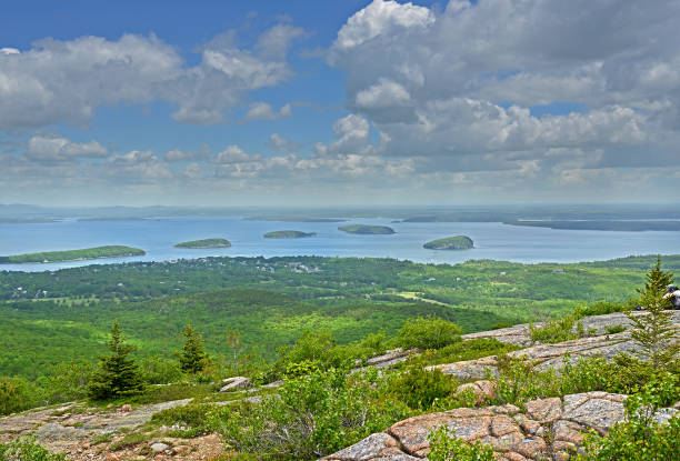 acadia national park, maine, vereinigte staaten. frenchman bay und bar harbor vom cadillac mountain - cadillac mountain stock-fotos und bilder