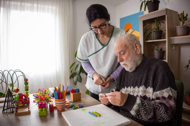 sessione di terapia della demenza attraverso l'arte - mental health healthcare and medicine brain psychiatrist foto e immagini stock