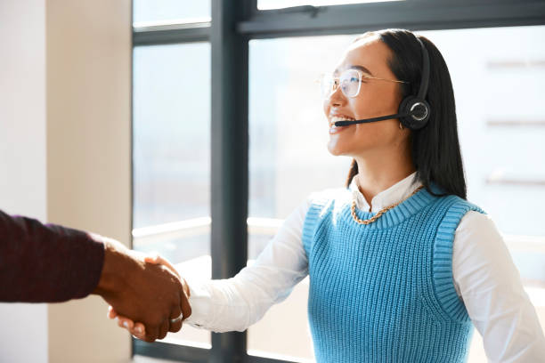Call center, crm success or happy woman with handshake in celebration of customer services sales goal. Proud girl or Asian virtual assistant shaking hands to celebrate business deal or telecom target call center, éxito de crm o mujer feliz con apretón de manos en celebración del objetivo de ventas de servicios al cliente. chica orgullosa o asistente virtual asiática estrechando la mano para celebrar un acuerdo comercial o un objetivo de telecomunic