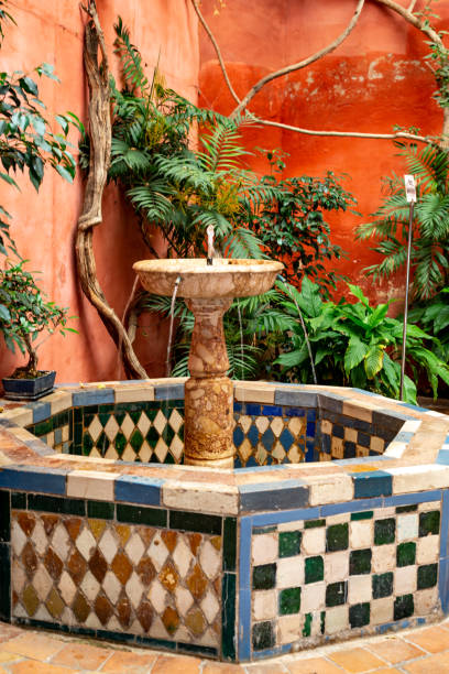 красивый красочный фонтан во внутреннем дворике в севилье, испания - fountain courtyard tile wall стоковые фото и изображения