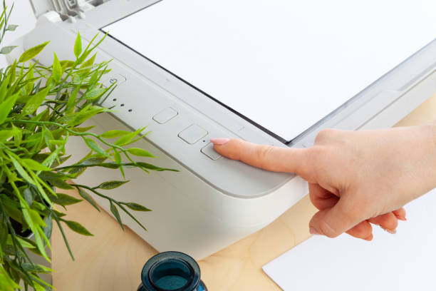 les mains d’une femme utilisant une photocopieuse en gros plan - repairing computer computer printer pc photos et images de collection