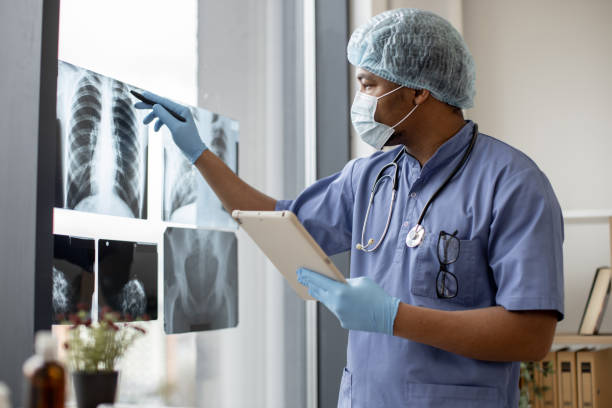 radiologista analisa exames com tablet em consultório - healthcare and medicine the human body x ray image human bone - fotografias e filmes do acervo
