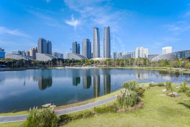 soleada ciudad financiera de chengdu - chengdu urban scene city life house fotografías e imágenes de stock