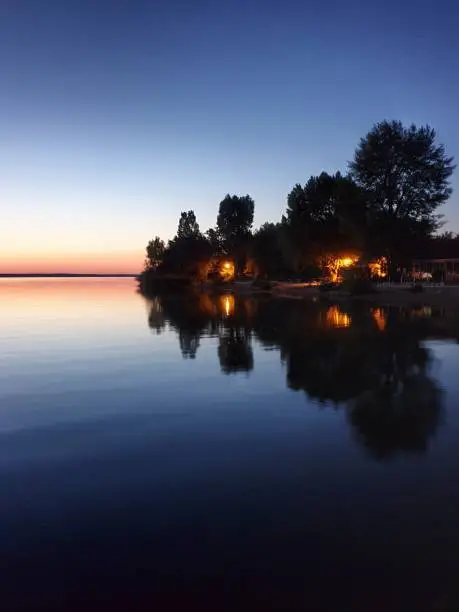 Wasserspiegelung am Chiemsee in Übersee