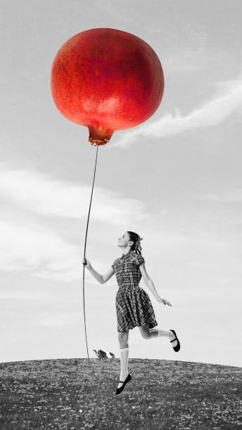 zeitgenössische kunstcollage mit jungen hübschen mädchen, die wie ein ballon auf granatapfel über schwarz-weißem himmelshintergrund fliegen - child jumping vegetable food stock-fotos und bilder