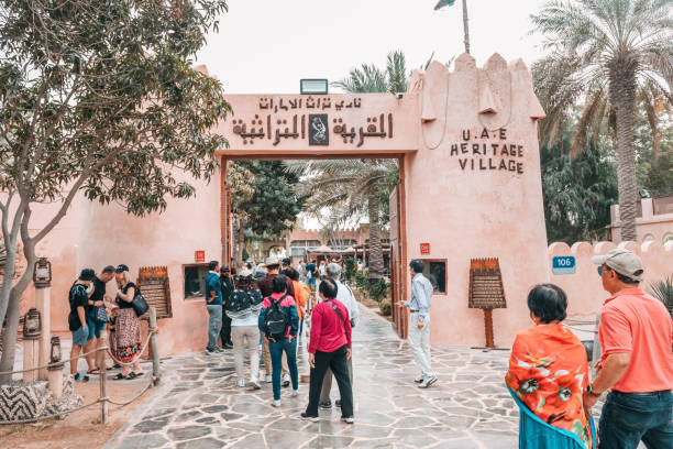 besuchen sie das berühmte heritage village der stadt, in dem sie traditionelle architektur, kunsthandwerk und bräuche der emirate erkunden können. - stargate stock-fotos und bilder