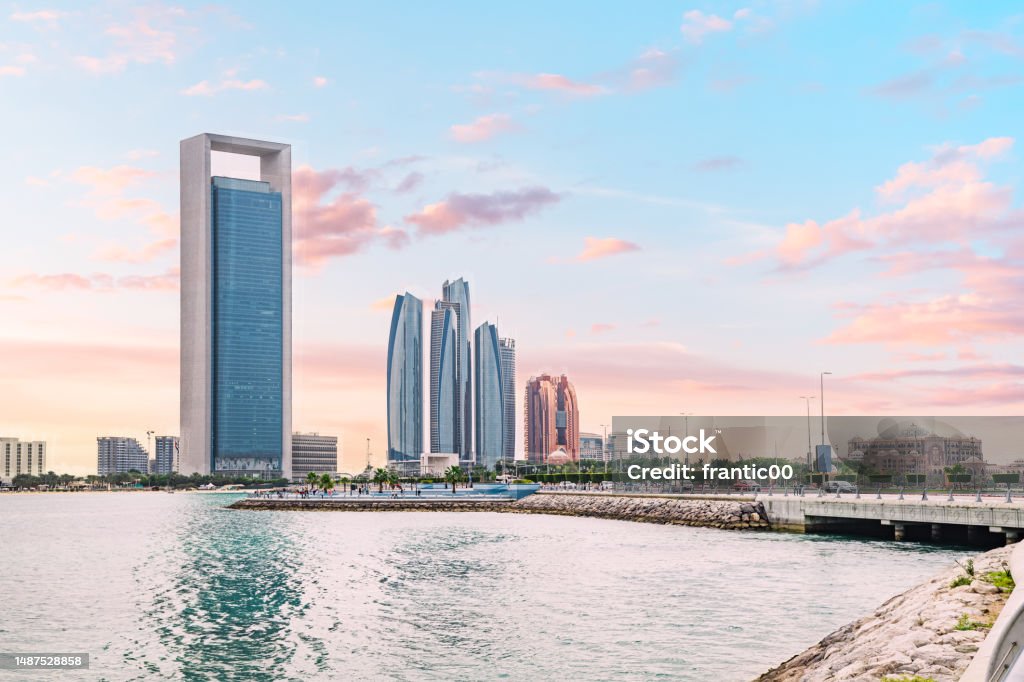 この写真の高層ビルのユニークで現代的なデザインはアブダビのモダンなスカイラインを定義しています各建物の高さと優雅さが競い合っているのでそれは目