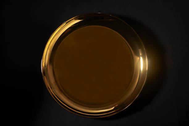 a gold reflective gold-plated ceramic plate - gold plated imagens e fotografias de stock