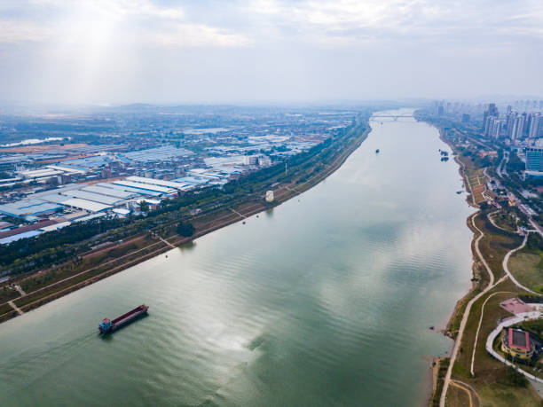 강을 가로지르는 도시 다리와 강을 따라 있는 건물 - moscow river 뉴스 사진 이미지