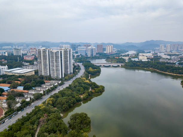 레저 공원과 도시 내부 호수의 고층 건물의 항공 사진 - moscow river 뉴스 사진 이미지