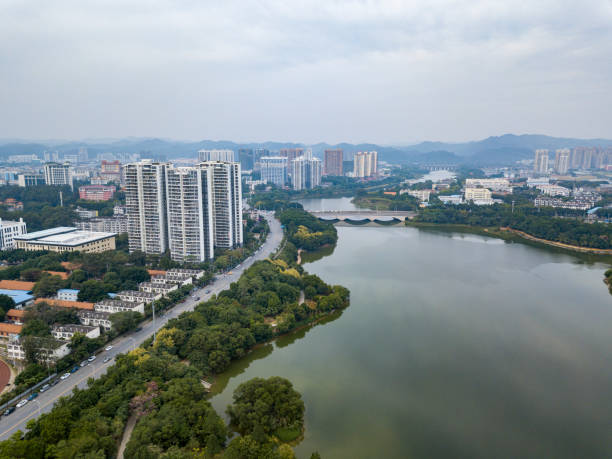 zdjęcia lotnicze parków rozrywki i wysokich budynków w miejskich jeziorach wewnętrznych - moscow river zdjęcia i obrazy z banku zdjęć