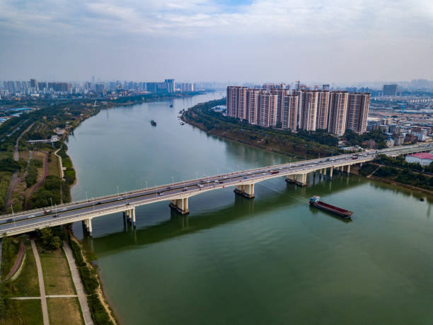 강을 가로지르는 도시 다리와 강을 따라 있는 건물 - moscow river 뉴스 사진 이미지