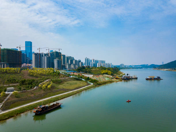 도시 강을 따라 있는 강변 공원의 항공 사진 - moscow river 뉴스 사진 이미지