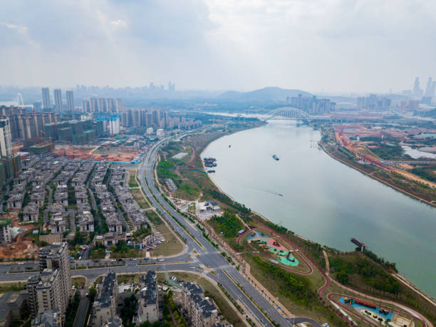 강변의 고층 건물과 공원의 항공 사진 - moscow river 뉴스 사진 이미지