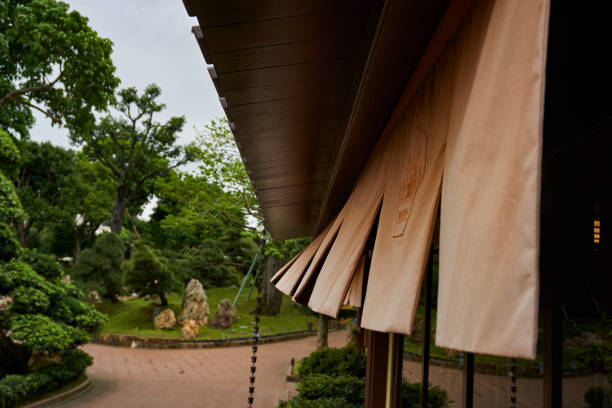 istock Japanese-style eaves landscape 1487535499