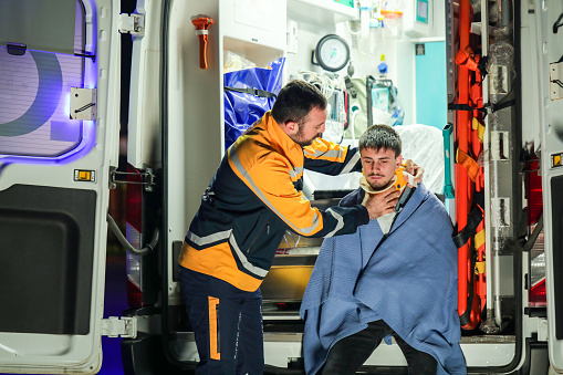 Equipo de primeros auxilios interviene en ambulancia, seguro de salud y vida, ambulancia y trabajador de la salud photo