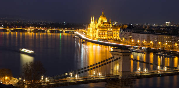 le pont des chaînes széchenyi et le parlement hongrois la nuit - budapest parliament building chain bridge night photos et images de collection