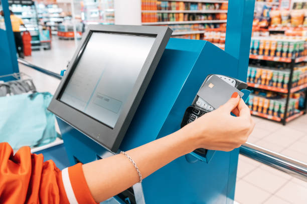 das automatisierte self-service-kassensystem von supermärkten bietet ein nahtloses einkaufserlebnis, das es den kunden ermöglicht, ihre artikel in ihrem eigenen tempo zu scannen und mit kreditkarte zu bezahlen. - markt verkaufsstätte stock-fotos und bilder