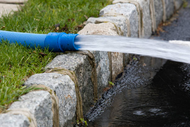 istock Drain hose, pumping water off curb 1487559438