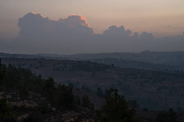 dawn on jerusalem, israël - jerusalem hills photos et images de collection