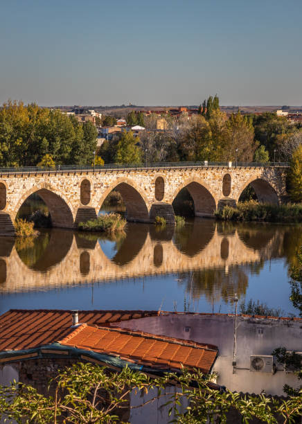 istock Panoramic View of Zamora roman bridge called just before sunset 1487587325