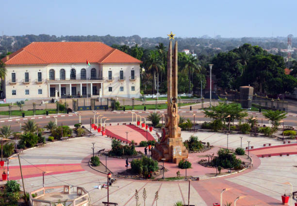 palacio del presidente, plaza de los héroes, bissau, guinea-bissau - guinea bissau flag fotografías e imágenes de stock