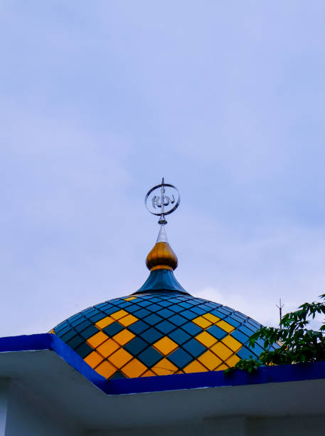 cúpula de la mezquita con fondo de cielo y espacio de copia o espacio negativo - medinah temple fotografías e imágenes de stock