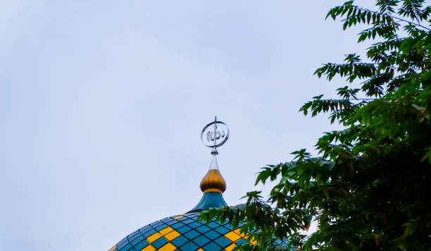 cúpula de la mezquita con fondo de cielo y espacio de copia o espacio negativo - medinah temple fotografías e imágenes de stock