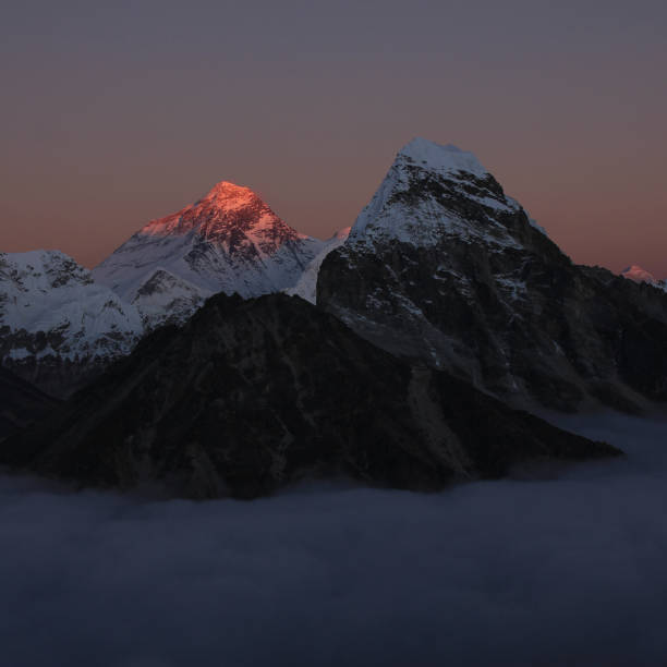 majestuoso monte everest al atardecer. - mt everest fotografías e imágenes de stock