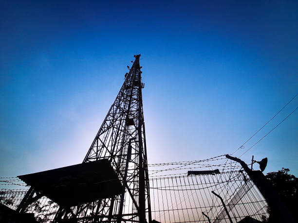 view of power tower at dawn - solar power station audio imagens e fotografias de stock