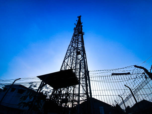 view of power tower at dawn - solar power station audio imagens e fotografias de stock