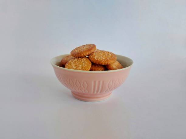istock Round crackers in a bowl, biskuit 1487654652