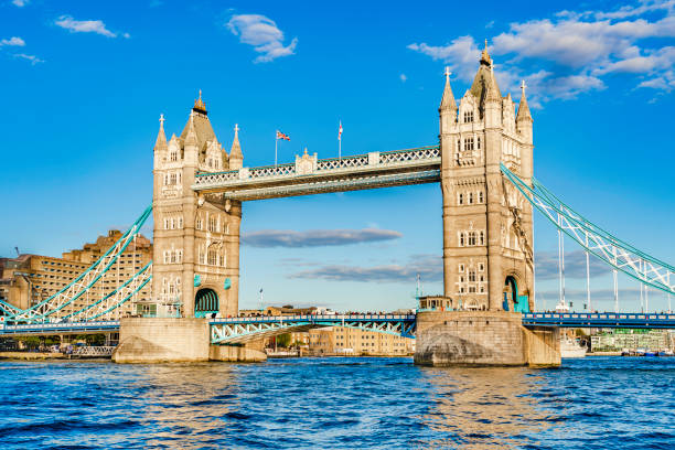 tower bridge in london, uk - tower bridge stockfoto's en -beelden
