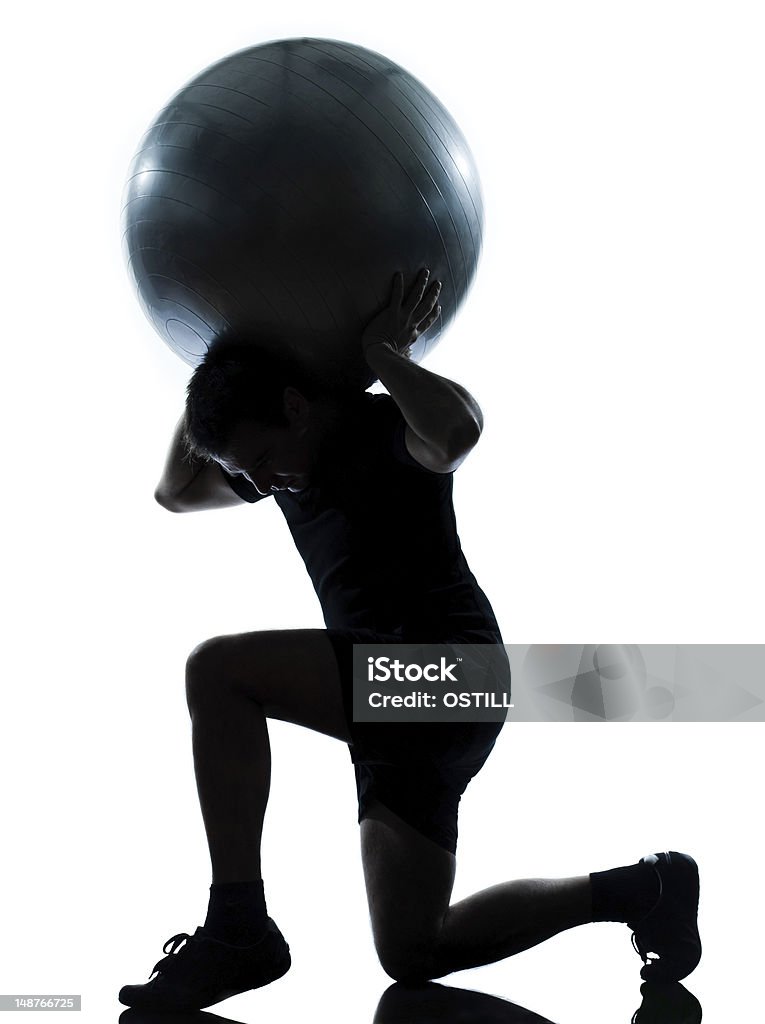 Entraînement homme tenant la boule de remise en forme - Photo de Objet ou sujet détouré libre de droits