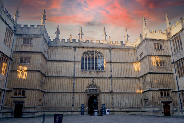 Bodeleian Library in Oxford, england at sunset Bodeleian Library in Oxford, england at sunset bodleian library stock pictures, royalty-free photos & images