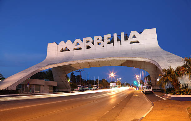 marbella arch de noche. tm - marbella fotografías e imágenes de stock