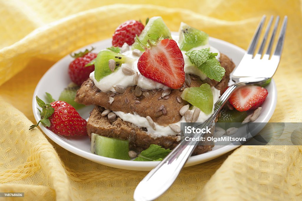 Pain avec fromage blanc et des fruits rouges - Photo de Aliment libre de droits