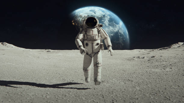 岩で覆われた地球の惑星から離れた月面を自信を持って歩く宇宙服を着た勇敢な宇宙飛行士の次のショット。月面で最初の宇宙飛行士。ムーンローバーと基地局。先端技術、宇宙探査/旅行、 - 宇宙飛行士 ストックフォトと画像