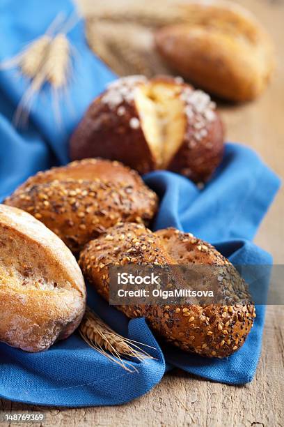 Pan Sanos Foto de stock y más banco de imágenes de Al horno - Al horno, Alimento, Azul