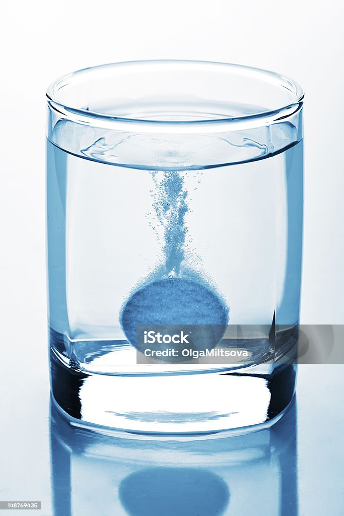 tablet em um copo de água - Foto de stock de Comprimido royalty-free