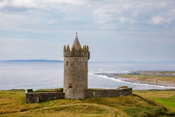 doonagore castle irland. schönes altes schloss am wild atlantic way. irisches landschaftsbild. - romrodinka stock-fotos und bilder